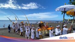 Purnama Kedasa, Ribuan Krama Desa Adat Buleleng Melasti Di Pura Segara