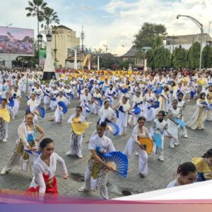 Meriah! Ribuan Penari Kipas Tumplek Blek Ke Titik Nol Kota Solo