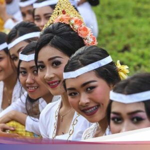 Alasan Umat Hindu Bali Kerap Gunakan Busana Adat Warna Putih dan Emas