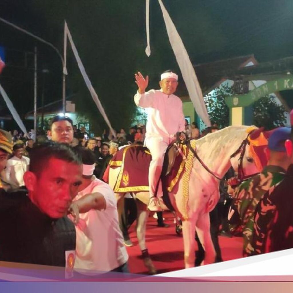 Hujan Tak Surutkan Antusiasme Kirab Mahkota Binokasih Hingga Ciamis