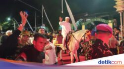 Hujan Tak Surutkan Antusiasme Kirab Mahkota Binokasih Hingga Ciamis