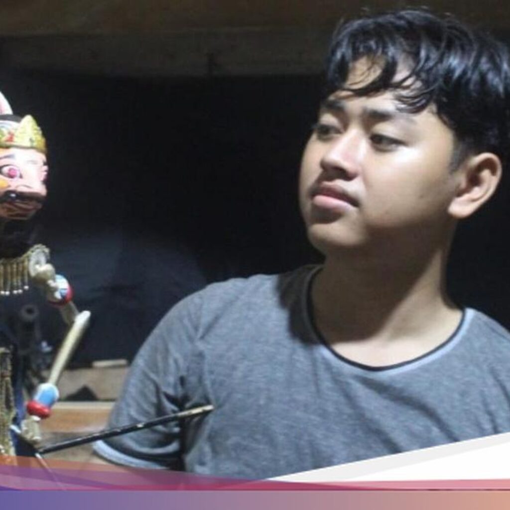 Kisah Ilham, Remaja Pangandaran yang Jatuh Cinta Ke Wayang
