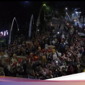 Kemeriahan Prosesi Kirab Mahkota Bino Kasih Di Sumedang