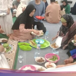Kearifan Lokal Megibung Usai Kurban Di Kampung Muslim Angantiga