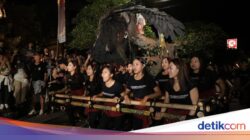 Ketika Puluhan Wanita Mengarak Ogoh-ogoh Manusia Setengah Gagak