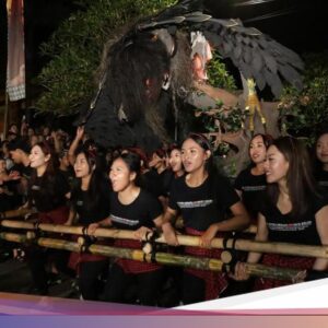 Ketika Puluhan Wanita Mengarak Ogoh-ogoh Manusia Setengah Gagak