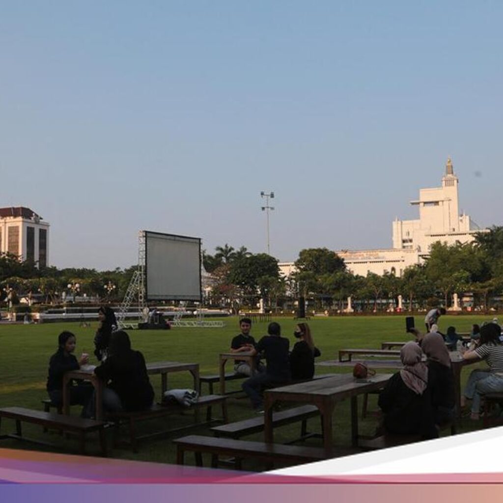 Menikmati Senja Sambil Merawat Karya Seni Tradisional Di Tugu Pahlawan Surabaya