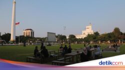 Menikmati Senja Sambil Merawat Karya Seni Tradisional Di Tugu Pahlawan Surabaya