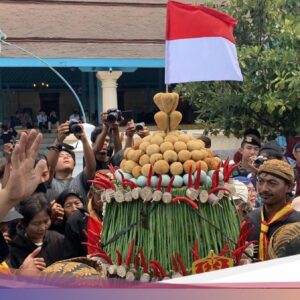 Kubu PB XIV Purbaya Gelar Grebeg Besar, Warga Berebut Gunungan
