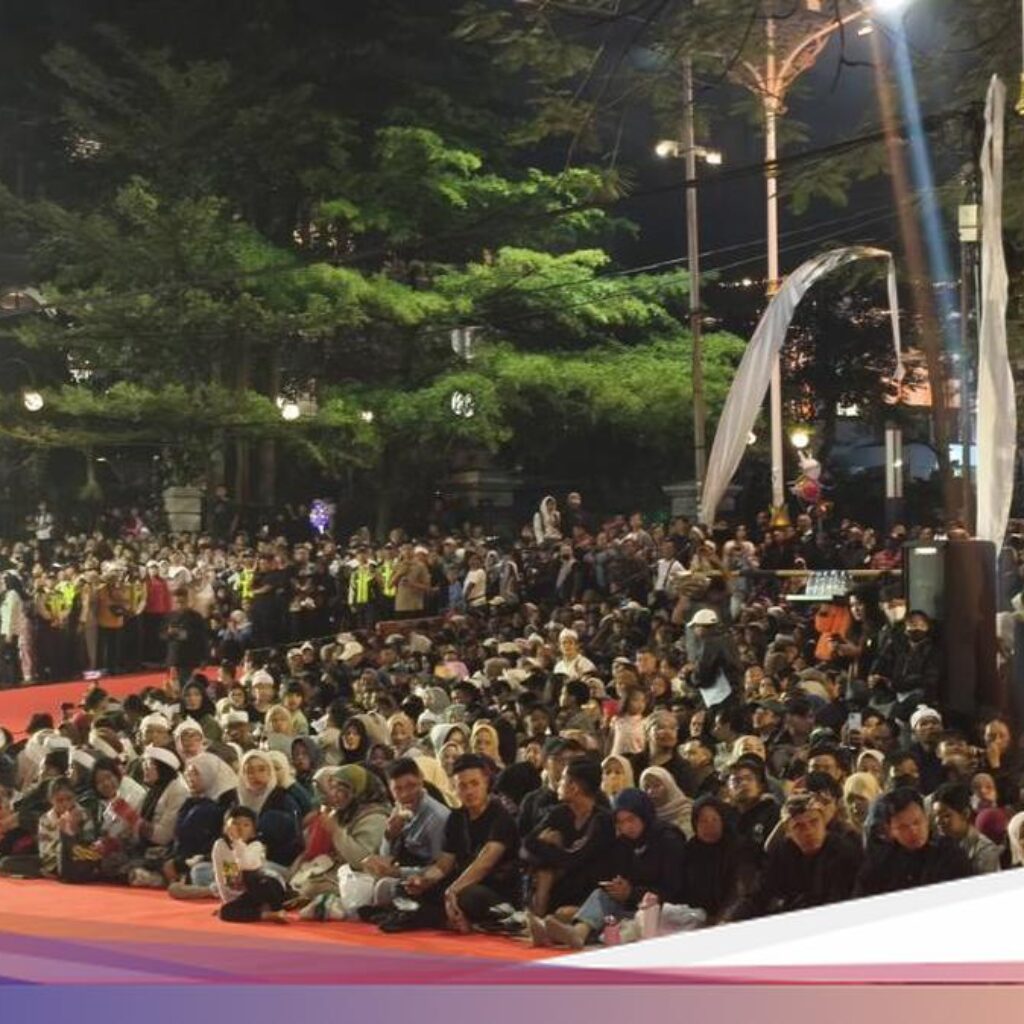 Warga Padati Jalan Diponegoro Saksikan Kirab Milangkala Tatar Sunda