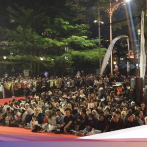 Warga Padati Jalan Diponegoro Saksikan Kirab Milangkala Tatar Sunda