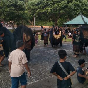 Kebiasaan Ngelawang dan Pasar Dadakan Dongkrak Kunjungan Alas Kedaton Pada Umanis Galungan