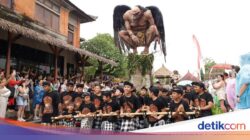Ogoh-ogoh Ubud Diserbu Bule, Rela Hujan-hujanan Di Pinggir Jalan
