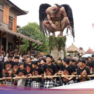 Ogoh-ogoh Ubud Diserbu Bule, Rela Hujan-hujanan Di Pinggir Jalan