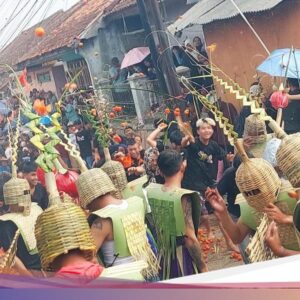 1,5 Ton Tomat Busuk ‘Hujani’ Lembang, Simbol Buang Sifat Buruk