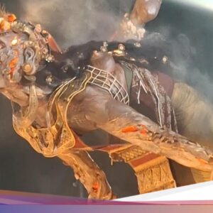 Sorak-sorai Mendadak Hening Kala Sapa Warang Tiba Di Catur Muka