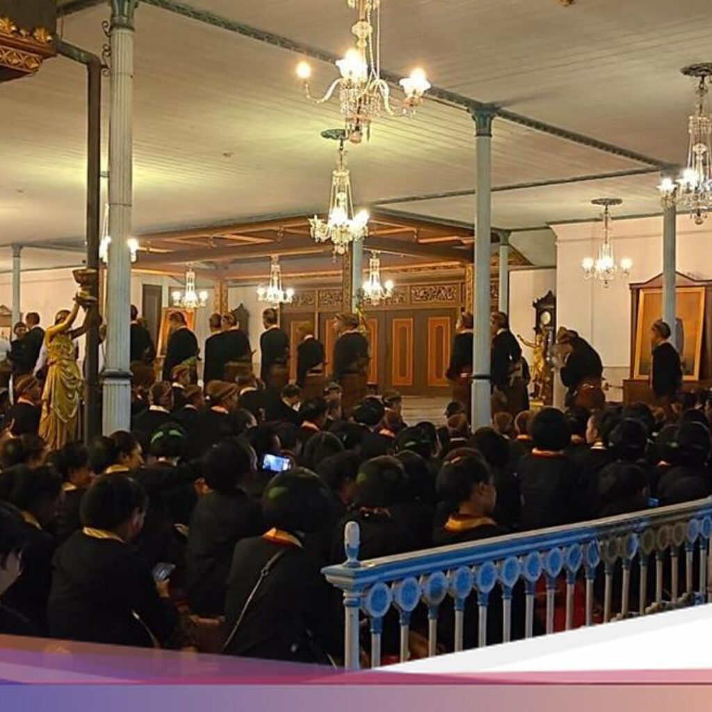2 Kubu Keraton Solo Gelar Kirab Malam 1 Suro, Saling Memunggungi