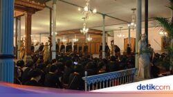 2 Kubu Keraton Solo Gelar Kirab Malam 1 Suro, Saling Memunggungi