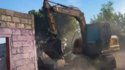 Pimpin Apel Bersama,Bupati Sutjidra Bongkar Bangunan Ke Sepadan Pantai Kampung Mutakhir