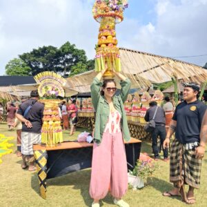 Wisawatan Antusias Merangkai hingga Nyuun Gebogan Di Perayaan Seni Ulun Danu Beratan
