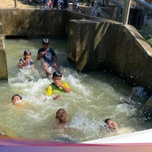 Anak Main Bak-bakan Ke Pintu Air Indramayu, Ortu Senang-Warga Cuan