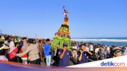 Nelayan Jatimalang Purworejo Larung Tumpeng Hingga Pantai Ke Merti Jaladri