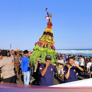 Nelayan Jatimalang Purworejo Larung Tumpeng Hingga Pantai Ke Merti Jaladri