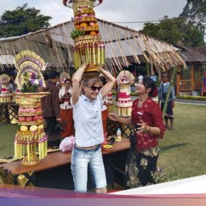 Antusiasnya Turis Asing Coba Junjung Gebogan Di Perayaan Seni Ulun Danu Beratan