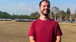 Turis Inggris Ikut Rayakan HUT RI Di-81 Di Renon, Kenakan Baju Merah Putih