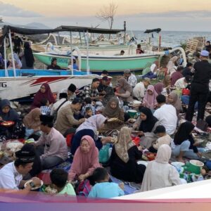 Momen Warga Kampung Kusamba dan Gelgel Megibung Di Tepi Laut