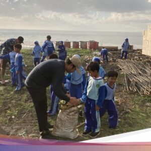 Kearifan Lokal Saparan Kampung Kusamba, Para Siswa Diajak Bersihkan Pesisir