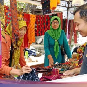 Ramainya Mulud Adat Bayan Dari Sebab Itu Berkah Pedagang Tenun hingga Penyewaan Kain