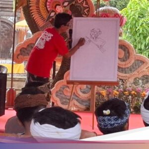 Antusiasnya Siswa Ke Klungkung Belajar Lukis Wayang Kamasan