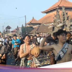 Keseruan Turis Asing Ikut Pertempuran Tipat Bantal Ke Badung Bali