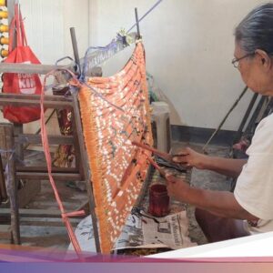 Tenun Seroja Bertahan Di 6 Perajin Lansia